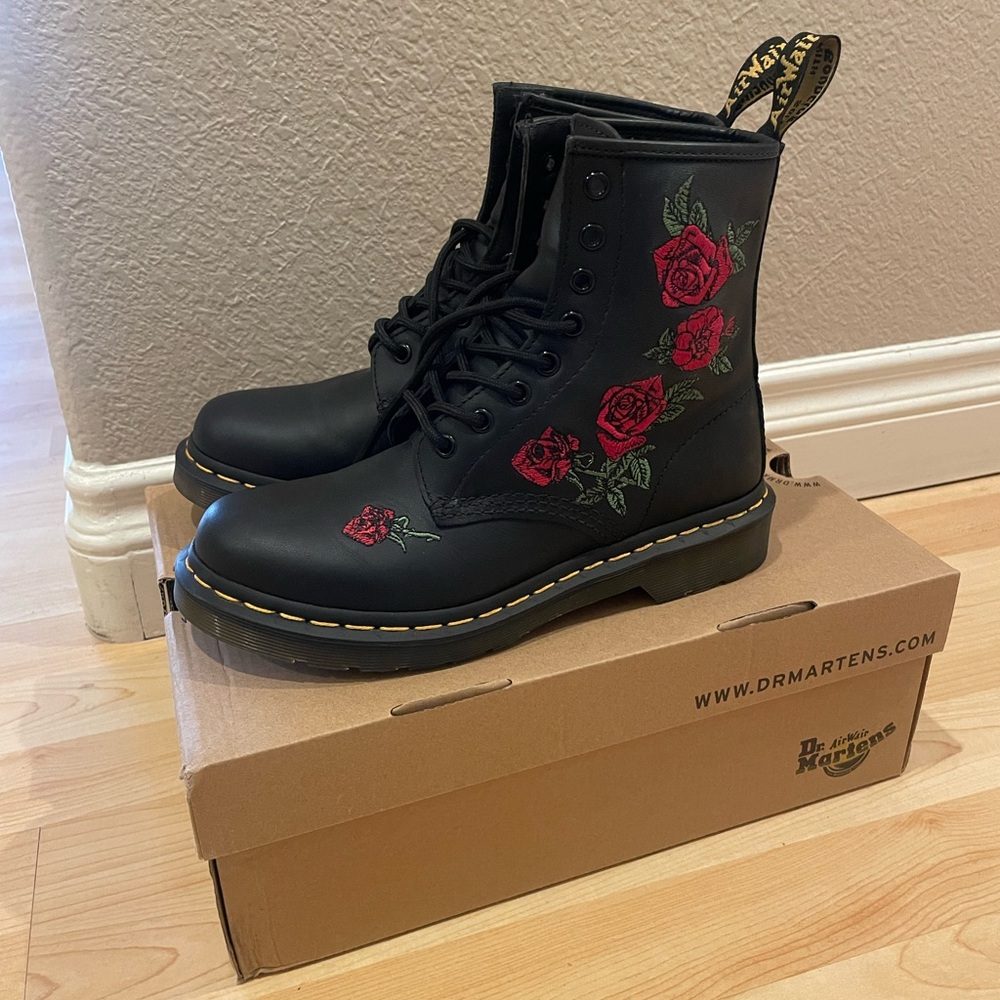 LIKE NEW w/ BOX Dr Martens 1460 Vonda Rose Embroidered 8-Eye Combat Boots Laceup